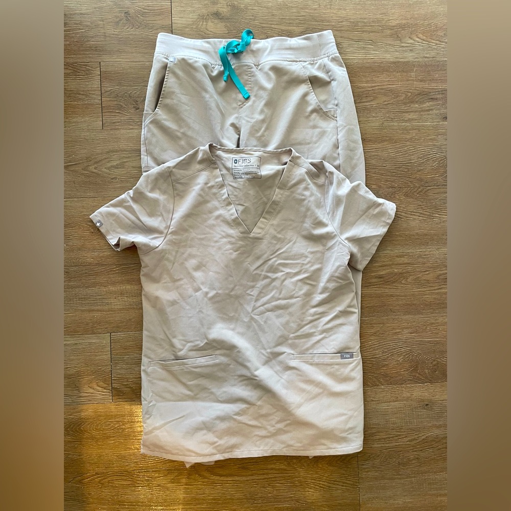 Like-New Figs Khaki set